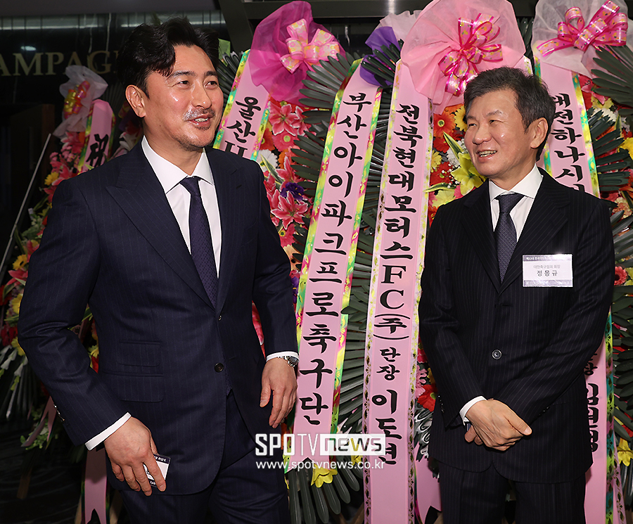 [포토S] 인사 나누는 정몽규 회장과 안정환