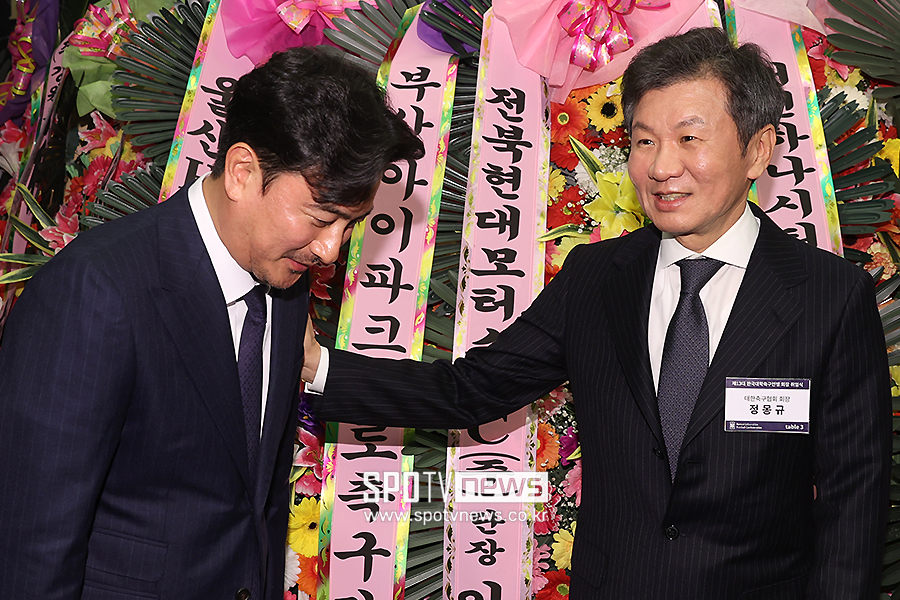 [포토S] 정몽규 회장에게 인사하는 안정환