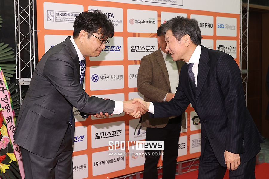 [포토S] 악수하는 정몽규 회장과 김동진 안동과학대 축구학과장