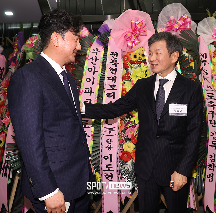 [포토S] 한국대학축구연맹 회장 취임식 참석한 정몽규 회장과 안정환