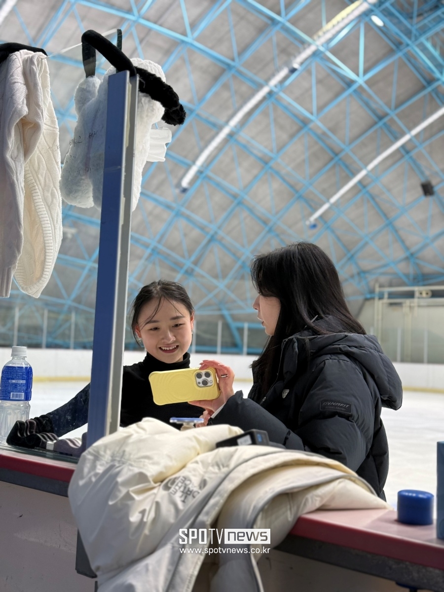 김채연(왼쪽)과 김나현 코치가 영상을 보며 피드백 중이다.