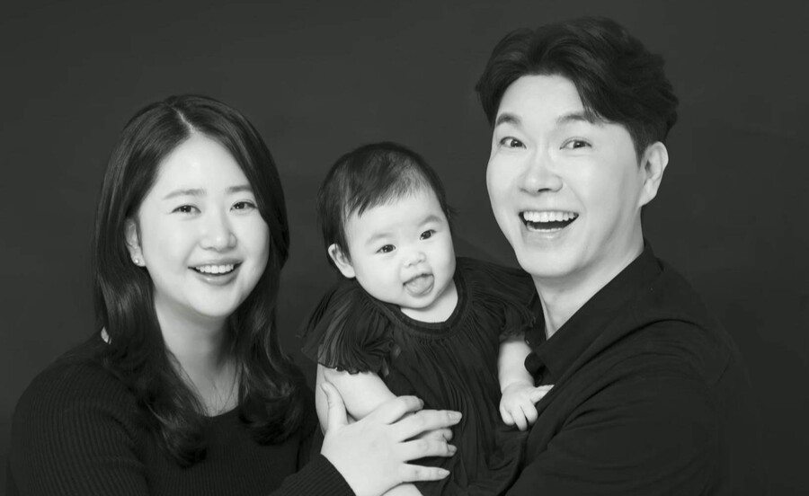 '김다예♥' 박수홍, 4개월 딸과 함께한 첫 가족사진 공개…붕어빵 DNA('슈돌')
