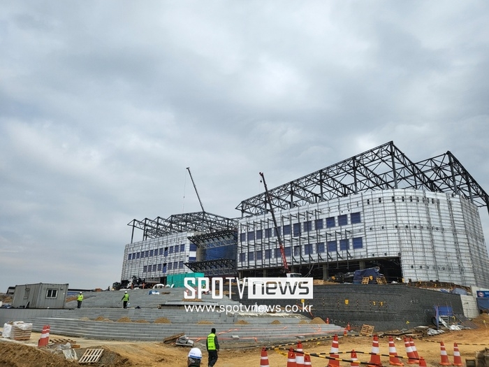 ▲ 올해 가을부터 정상 이용이 가능할 천안축구센터는 14만 5천평의 총 면적을 자랑하는 축구 및 스포츠 시설이다. 해당 부지에 11개의 축구장이 설치되며, 4000석 규모의 메인 스타디움, 실내 축구장, 숙소동, 미팅룸, 수영장 등 다양한 시설로 구성된다.