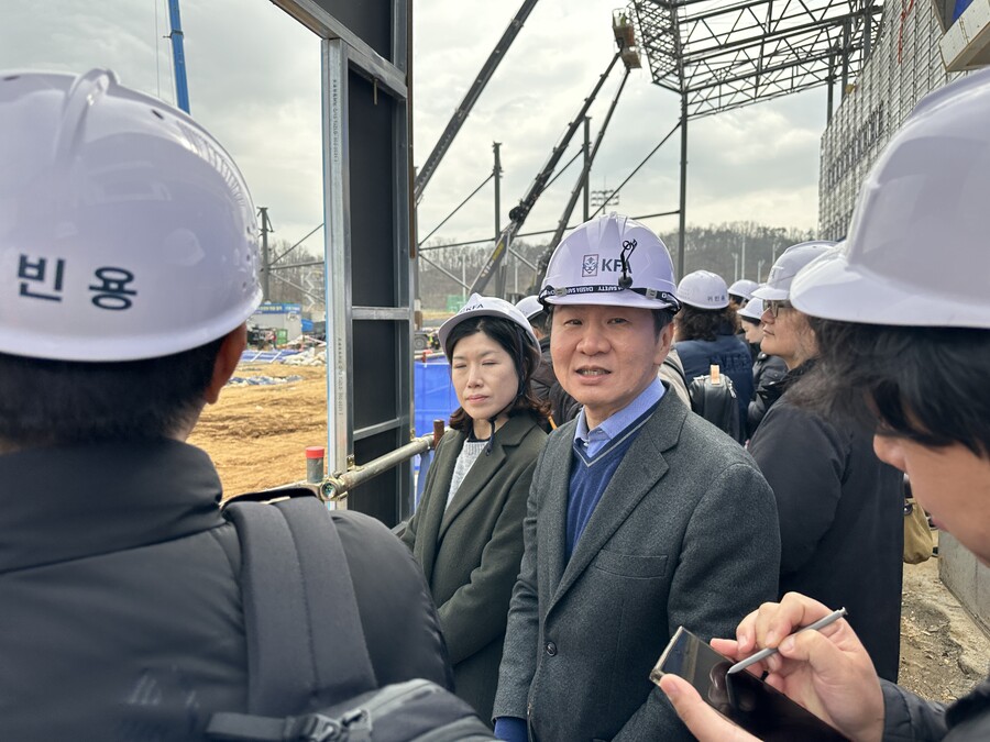 ▲ 4선에 성공한 뒤 희망의 첫인사를 전하는 장소로 천안축구센터를 삼은 이유다. 미디어 브리핑 전 마이크를 잡은 정몽규 회장은 "2022년 4월에 착공해 오는 7월 준공을 앞두고 다시 책임감에 어깨가 무거워진다. 이 프로젝트는 축구협회 1800억원, 천안시 2200억원 등 총 4000억원이 들어가는 대형 이벤트"라고 했다.  ⓒ연합뉴스