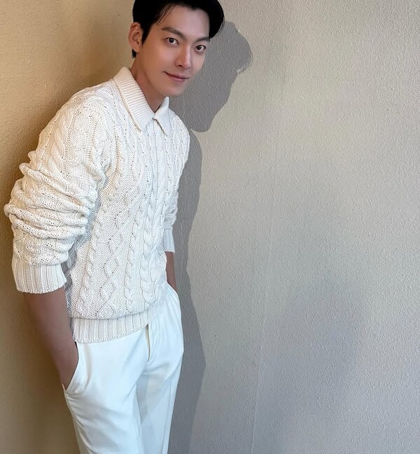 김우빈, 언제봐도 또렷한 이목구비…'신민아 현실 남친'의 아우라