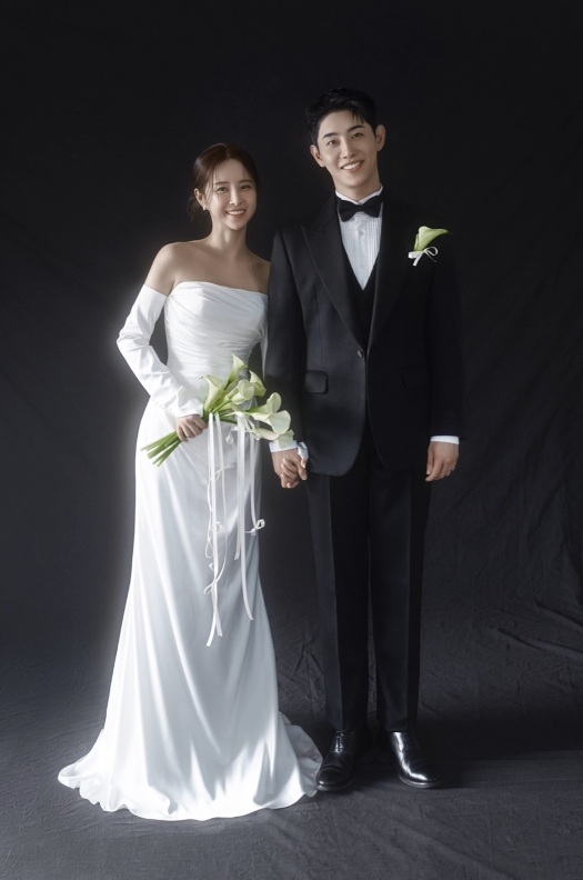 [단독]'4월 결혼' 은가은♥박현호, 청첩장 공개…"변함없이 아끼며 살겠다"