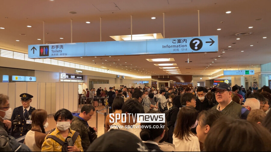 ▲ "다저스 선수들은 안 옵니다" 공항 직원의 공지에 허탈해하는 일본 팬들. ⓒ 신원철 기자