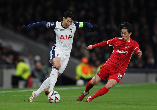 [UEL 전반 REVIEW]손흥민 압박 기점→솔랑케 거쳐 오도베르 골맛 토트넘, 알크마르에 1-0…합계 1-1 팽팽