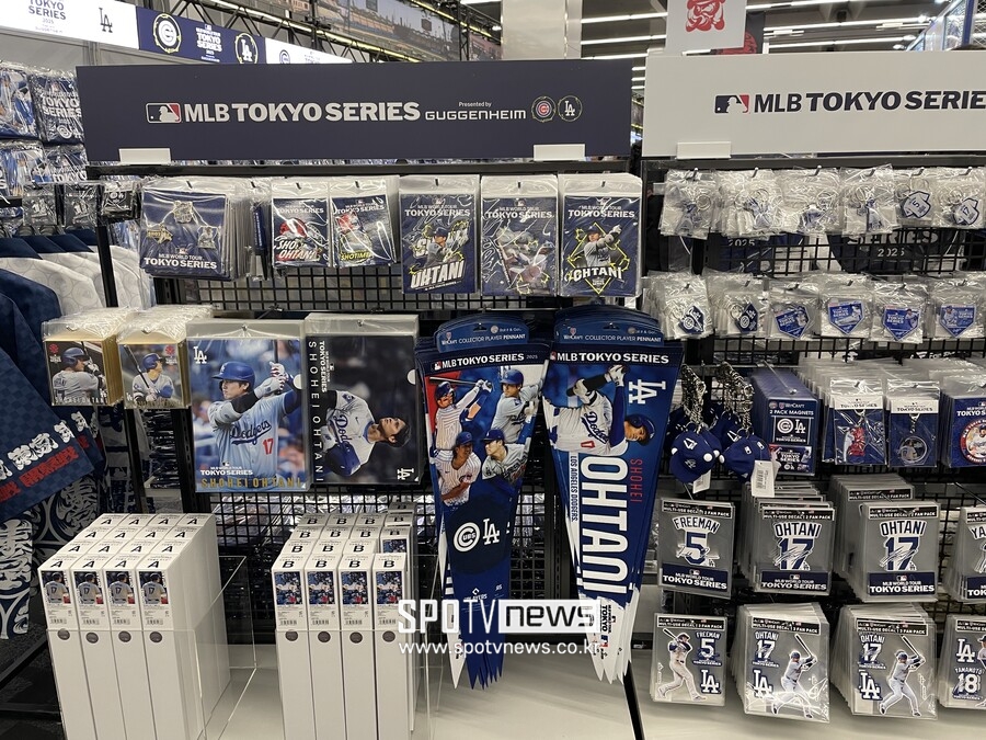 ▲ 도쿄돔 MLB 스토어는 거대한 오타니 쇼헤이 전문점 같기도 했다. '도쿄 시리즈'보다 오타니를 전면에 내세운 상품이 많았다. ⓒ 신원철 기자