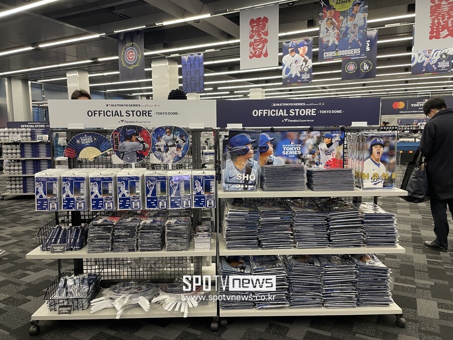 ▲ 도쿄돔 MLB 스토어는 거대한 오타니 쇼헤이 전문점 같기도 했다. '도쿄 시리즈'보다 오타니를 전면에 내세운 상품이 많았다. ⓒ 신원철 기자