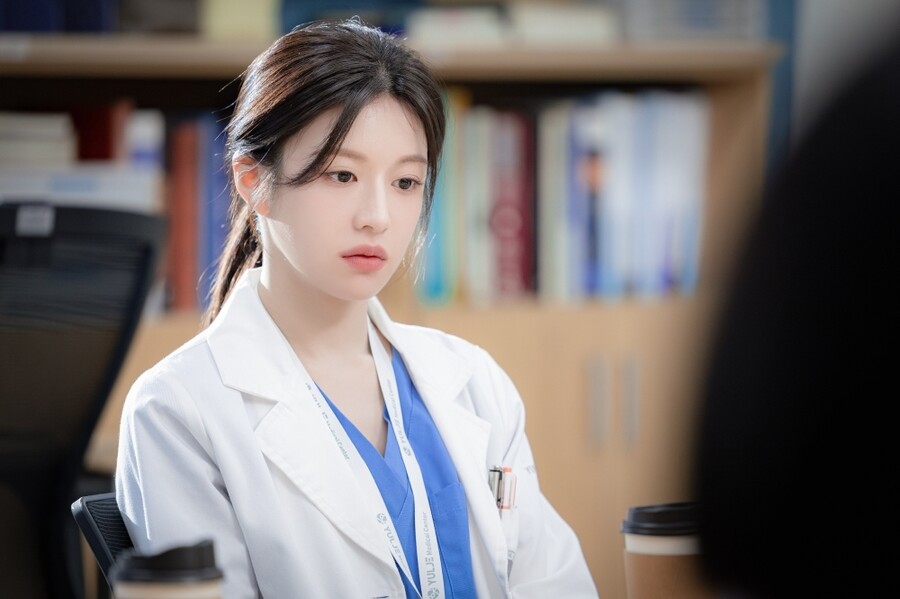 영혼없는 리액션…'슬전생' 고윤정, 산부인과 레지던트 1년차 스틸