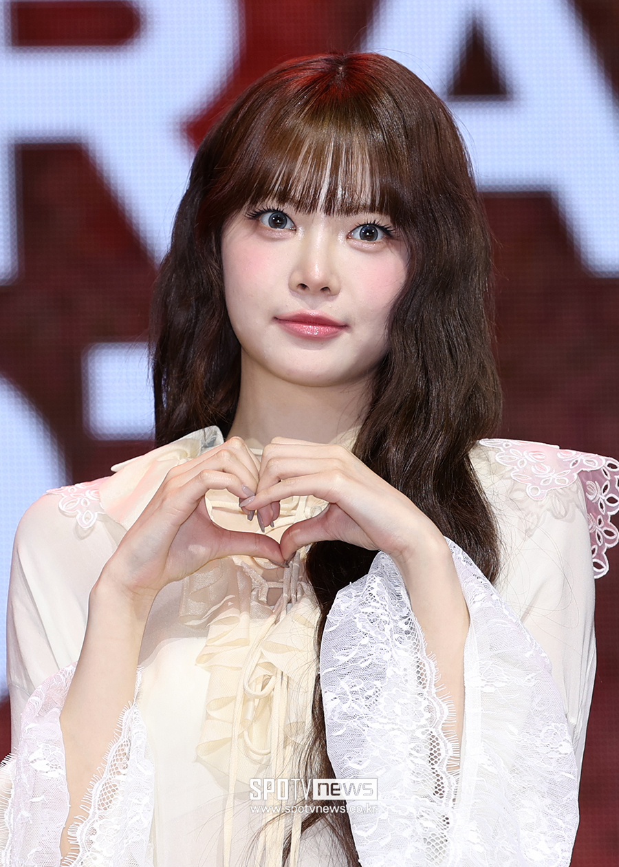 르세라핌 홍은채 "멤버들과 '결말 알 수 없지만 사랑하는 무대에 몰입하자' 다짐"