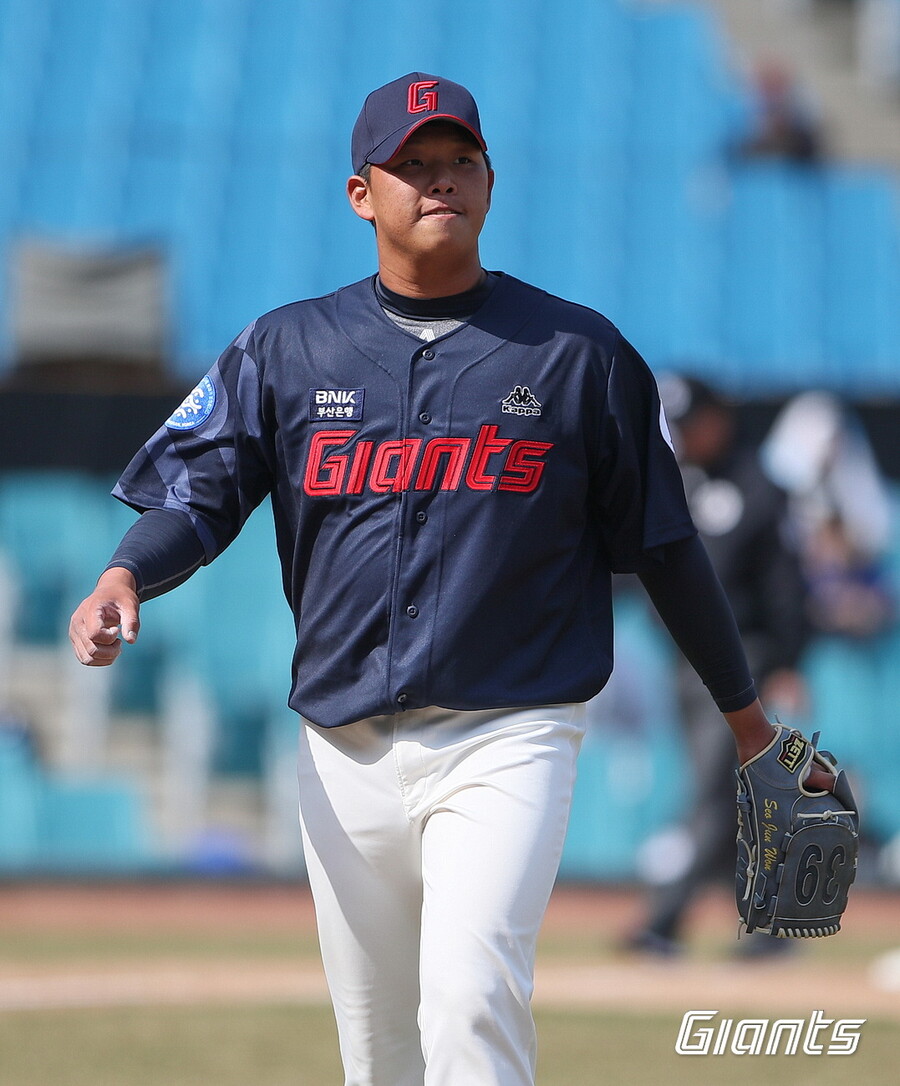 ▲ 서준원이 20일 롯데-삼성 시범경기에 등판했다. 이는 서준원의 마지막 등판으로 남았다. ⓒ롯데 자이언츠