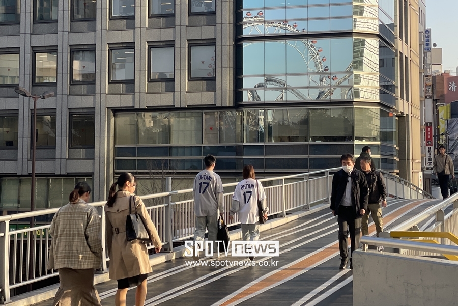 ▲ 오타니 쇼헤이의 LA 다저스 유니폼을 입은 커플. ⓒ 신원철 기자