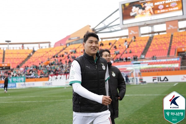 ▲ 제주 유나이티드를 상대로 리그 5호 골을 넣은 주민규가 원정 응원을 온 대전 하나시티즌 팬들에게 감사 인사를 전하고 선수 대기실로 들어가고 있다. ⓒ한국프로축구연맹