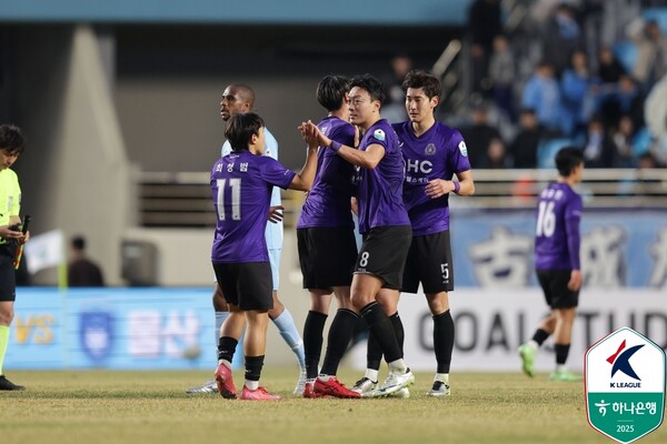 ▲ 승격팀 FC안양은 대구FC 원정 경기에서 채현우(사진 위)의 결승골로 1-0으로 승리했고 FC서울도 강원FC 원정 경기에서 조영욱(사진 아래)의 골로 1-0으로 이겼다. 조영욱을 격려하는 주장 제시 린가드의 모습이 이채롭다.  ⓒ한국프로축구연맹