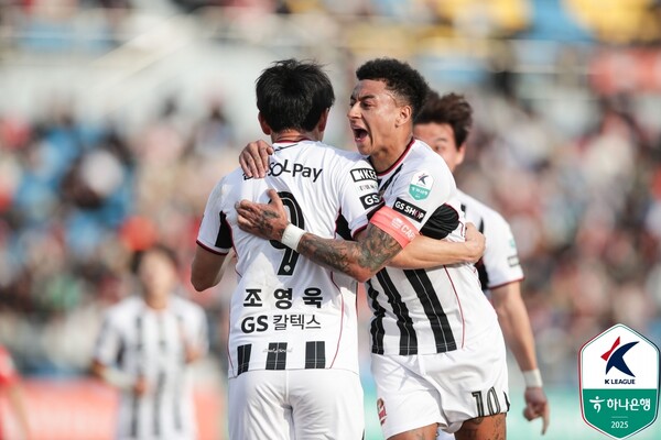 ▲ 승격팀 FC안양은 대구FC 원정 경기에서 채현우(사진 위)의 결승골로 1-0으로 승리했고 FC서울도 강원FC 원정 경기에서 조영욱(사진 아래)의 골로 1-0으로 이겼다. 조영욱을 격려하는 주장 제시 린가드의 모습이 이채롭다.  ⓒ한국프로축구연맹