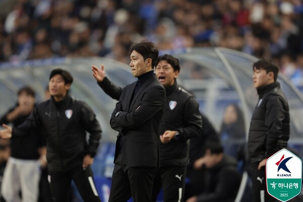 ▲ 변성환 수원 삼성 감독은 자신의 축구 철학을 지키면서 결과를 얻기 위해 노력 중이지만, 현실은 냉혹한 것이 사실이다. K리그1 승격을 바라는 거대한 팬심을 만족시켜주려면 상당한 노력이 필요해 보인다. ⓒ한국프로축구연맹