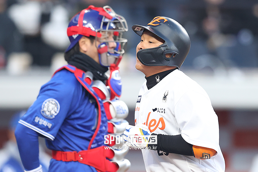 '김태연 신구장 1호포' 한화, 와이스 154km 역투 앞세워 삼성 제압…강추위에 5이닝 경기 진행