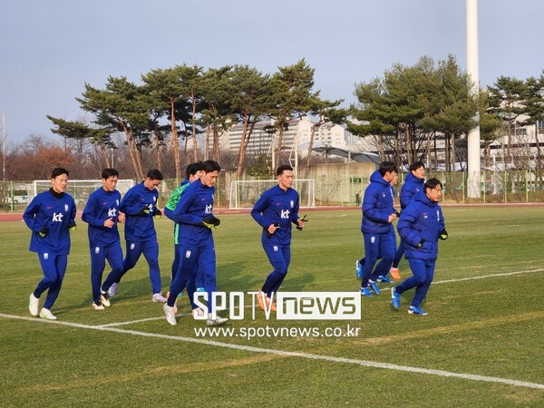 ▲ 오만전이 열릴 예정인 고양종합운동장 잔디(사진 위), 육안으로는 평탄화 작업 등으로 괜찮아 보였지만, 잔디 성장이 더뎌 색이 아직 바래 있는 부분도 있었다. 그나마 경기 당일까지 잔디를 민감하게 관리해보겠다는 것이 관리 주체 측 입장이다. 보조경기장(사진 아래)에서 몸을 푼 선수들, 잔디 사정은 비슷하다.