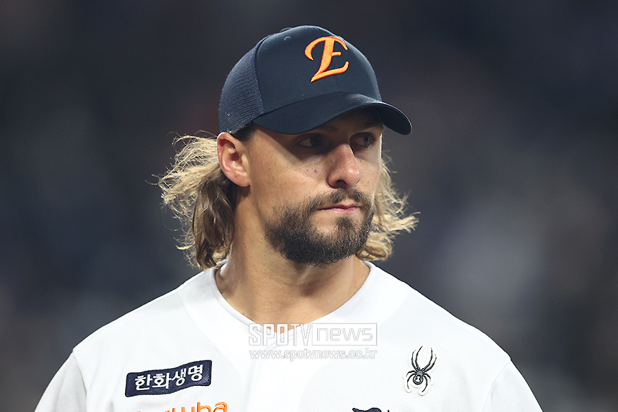 1억 단기 알바가 14억 정규직 됐다…한화 154km 외인의 대반전 드라마, 올해는 벌써부터 맹활약 예고
