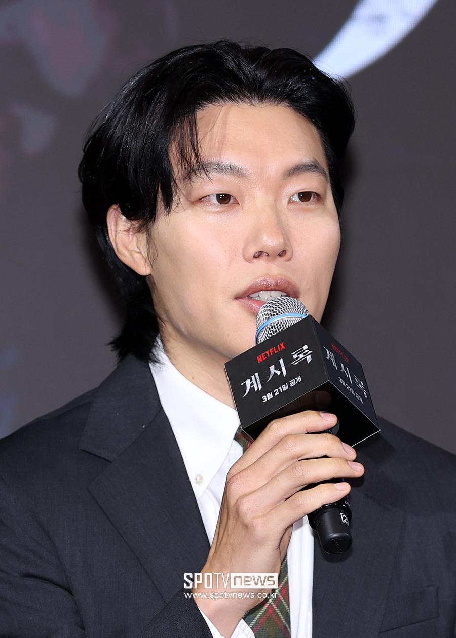[포토S] 인사말 하는 류준열