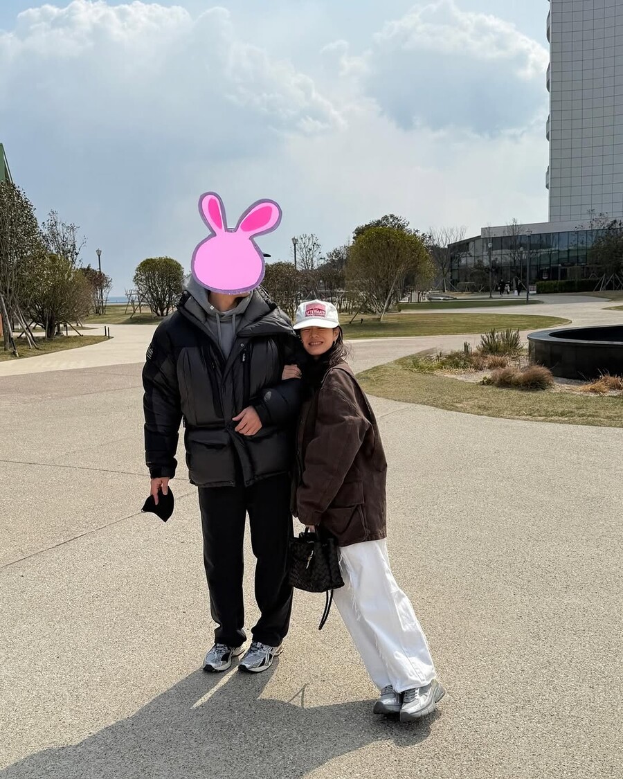 가려도 ♥현빈? 손예진 팔짱 낀 투샷 공개 '시선집중'