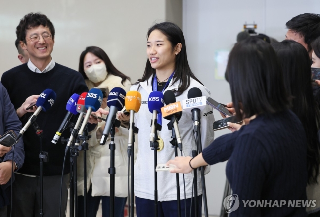 안세영 귀국 "수많은 감정이 오갔지만 결국 이겨냈다"  