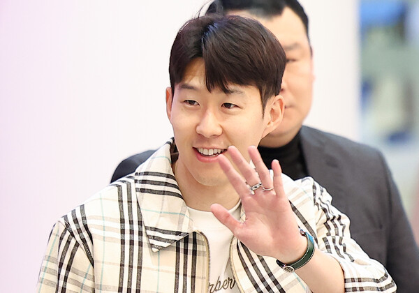 토트넘 선배면 다야? 월클-PL 득점왕 손흥민 또 무시…깎아 내리는 선택, '내 동료 레넌보다 별로야'