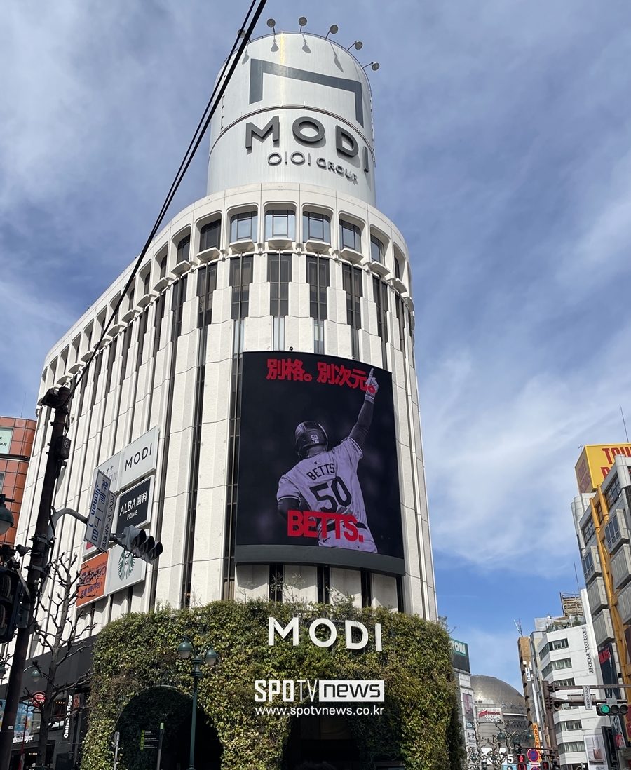 ▲ '팀 조던' 무키 베츠는 조던 브랜드의 광고에 등장한다. '베츠' 이름을 이용한 광고 문구(벳카쿠 벳지겐=특별한, 다른 차원의)가 눈에 띈다. ⓒ 신원철 기자