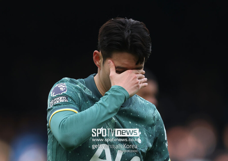 ▲ 더불어 당시의 토트넘은 유럽축구연맹 챔피언스리그(UCL) 결승 체험도 해보지 못했다는 점이다. 2007-08 시즌 리그컵 우승이 전부다. 물론 그 이후 토트넘이 무관이라 자신감이 익었는지도 모를 일이다. 그래도 손흥민을 레넌에게 빗대는 건 선을 넘었다는 여론이다.
