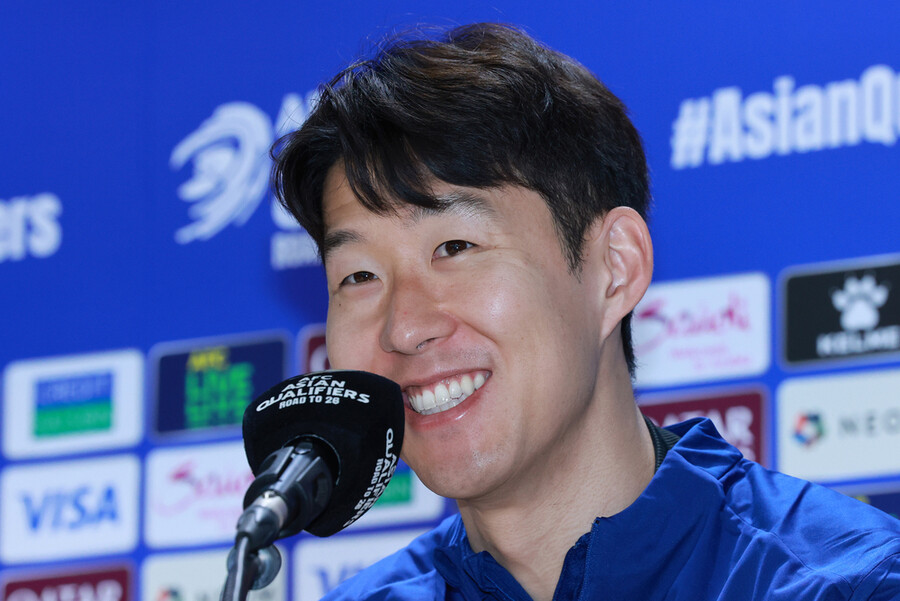 ▲ 19일 오후 고양종합운동장에서 열린 2026 국제축구연맹(FIFA) 북중미 월드컵 아시아지역 3차예선 오만과 B조 7차전을 앞두고 손흥민이 취재진의 질문에 답하고 있다. ⓒ 연합뉴스