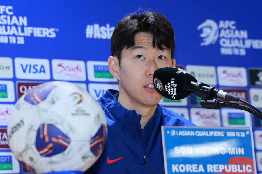 ▲ 19일 오후 고양종합운동장에서 열린 2026 국제축구연맹(FIFA) 북중미 월드컵 아시아지역 3차예선 오만과 B조 7차전을 앞두고 손흥민이 취재진의 질문에 답하고 있다. ⓒ 연합뉴스