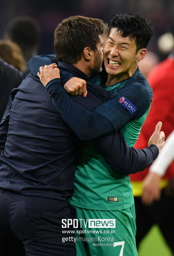 ▲ 포체티노의 극적인 순간은 2018-19 시즌 유럽축구연맹 챔피언스리그(UCL)였다. 당시 8강 맨체스터 시티전에서 손흥민의 미친 활약으로 4강에 올라 아약스(네덜란드)에 1차전을 패하고도 2차전에서 루카스 모우라의 해트트릭으로 원정 다득점에서 앞서며 결승에 올라 리버풀에 아깝게 패하며 준우승에 머물렀던 기억이다.