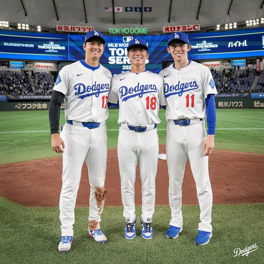 ▲ LA 다저스의 일본인 트리오가 나란히 기념 촬영에 나섰다. 왼쪽부터 오타니 쇼헤이, 야마모토 요시노부, 사사키 로키. 가운데에 선 야마모토가 까치발을 들고 있는 장면이 눈길을 끈다. ⓒLA 다저스 공식 SNS