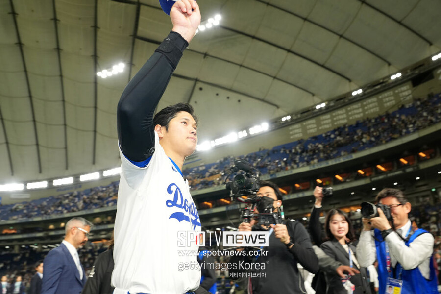 ▲ LA 다저스 오타니 쇼헤이가 19일 일본 도쿄돔에서 열린 2025 메이저리그 월드투어 도쿄시리즈 시카고 컵스와의 경기를 마치고 팬들의 환호에 화답하고 있다.