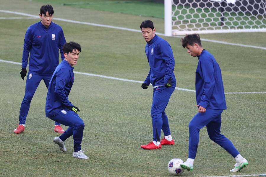 ▲ 2026 북중미 월드컵 아시아지역 3차 예선 B조 7차전 오만전을 하루 앞둔 한국 축구대표팀 양현준, 황인범, 황희찬, 김주성이 19일 경기도 고양종합운동장에서 훈련하고 있다. 대표팀은 20일 오후 8시 고양종합운동장에서 오만과 7차전을 치르고 25일 오후 8시 수원종합운동장에서 요르단과 8차전을 벌인다. ⓒ 연합뉴스