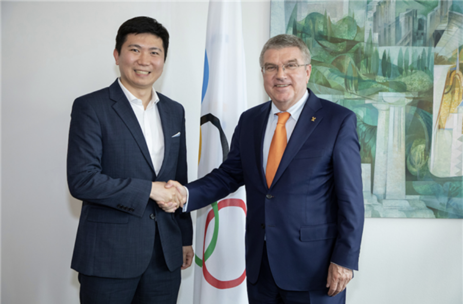 유승민 대한체육회장(왼쪽)이 IOC 선수위원으로 활동하던 당시 토마스 바흐 위원장과 함께한 사진. ⓒ무카스
