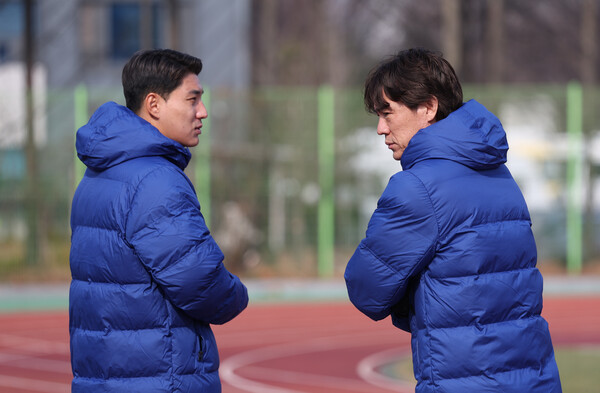 ▲ 홍명보 축구대표팀 감독과 공격수 주민규. ⓒ연합뉴스