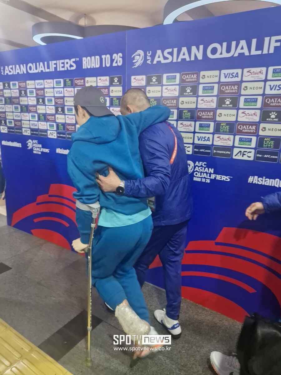 [SPO 현장] '초비상' 에이스 이강인, 발목 붕대+목발 짚었다..."고생하셨습니다" 인사와 함께 빠져나가