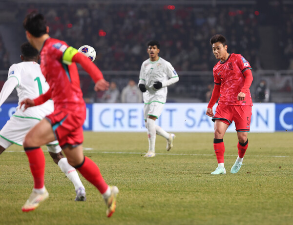 ▲ 축구대표팀 미드필더 백승호가 20일 오만과의 2026 북중미 월드컵 아시아 3차 예선 7차전에 선발 출전했지만, 전반 38분 부상을 피하지 못했다.  ⓒ연합뉴스