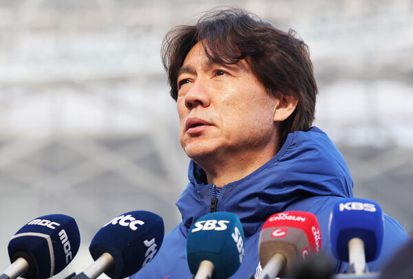 ▲ 홍명보 축구대표팀 감독이 22일 용인 미르스타디움에서 훈련에 앞서 인터뷰를 통해 요르단전 구상을 밝혔다. 주장 손흥민 등 외박을 다녀온 선수들은 피로 회복에 집중했다. ⓒ연합뉴스