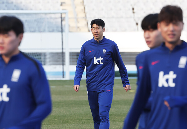 ▲ 홍명보 축구대표팀 감독이 22일 용인 미르스타디움에서 훈련에 앞서 인터뷰를 통해 요르단전 구상을 밝혔다. 주장 손흥민 등 외박을 다녀온 선수들은 피로 회복에 집중했다. ⓒ연합뉴스