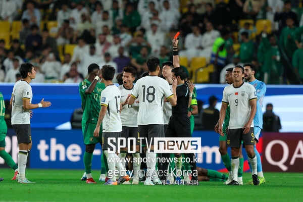 ▲ 중국 축구대표팀이 여전히 2026 북중미 월드컵 본선행 희망을 놓지 않고 있다. 인도네시아가 혼란에 빠진 것을 내심 즐기고 있다. 브란코 이반코비치 감독이 호주를 상대로 승점 확보 전략을 보여주기를 기대하고 있다.