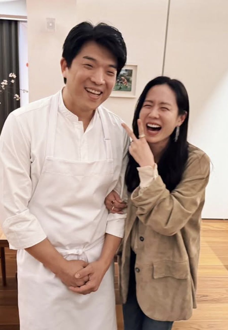 '현빈♥' 손예진, '한 끼 42만원' 유명 셰프와 팔짱 끼고 활짝 "행복하고 감사한 시간"