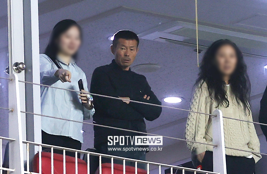[포토S] 손흥민 국대 경기 지켜보는 아버지 손웅정