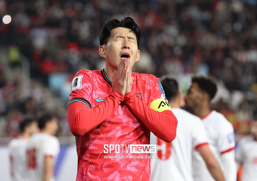 ▲  2026 FIFA 북중미 월드컵 아시아 3차 예선 대한민국과 요르단의 경기가 25일 오후 수원월드컵경기장에서 열렸다. 손흥민이 아쉬워하고 있다.  ⓒ곽혜미 기자