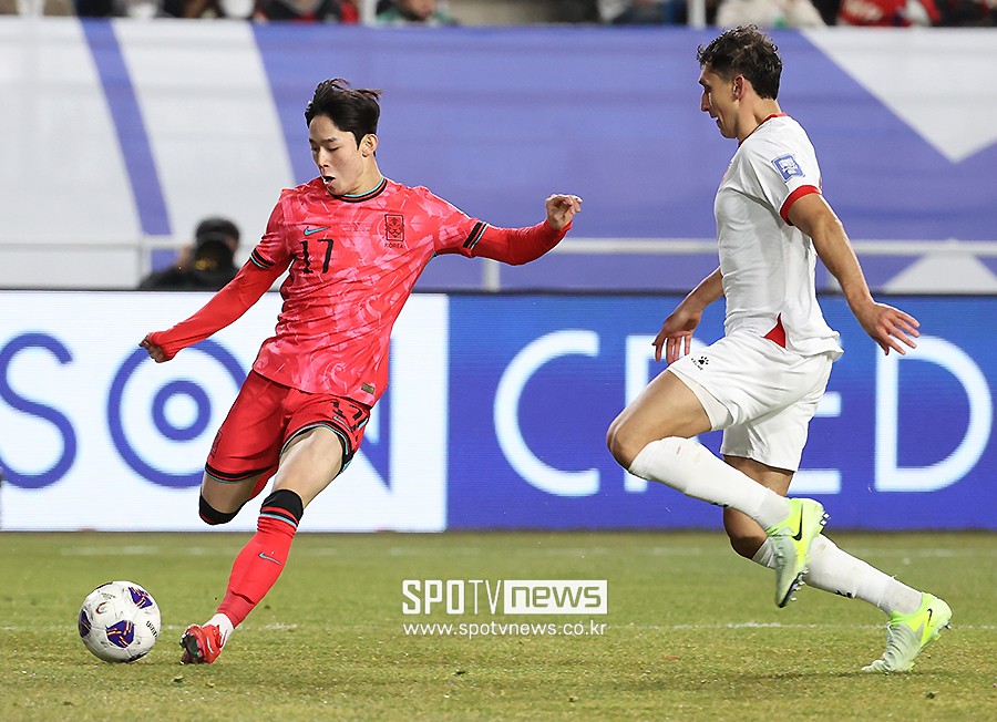 ▲ 2026 FIFA 북중미 월드컵 아시아 3차 예선 대한민국과 요르단의 경기가 25일 오후 수원월드컵경기장에서 열렸다. 양민혁이 경기를 펼치고 있다.  ⓒ곽혜미 기자