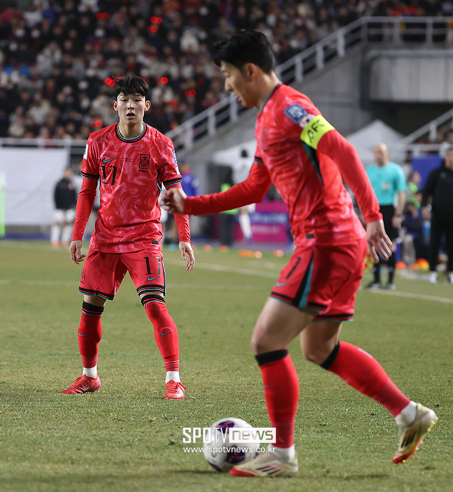 ▲  2026 FIFA 북중미 월드컵 아시아 3차 예선 대한민국과 요르단의 경기가 25일 오후 수원월드컵경기장에서 열렸다. 양민혁, 손흥민이 경기를 펼치고 있다.  ⓒ곽혜미 기자