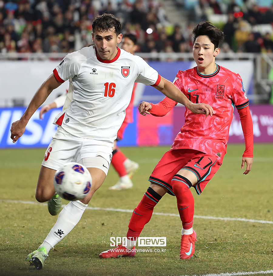 ▲ 2026 FIFA 북중미 월드컵 아시아 3차 예선 대한민국과 요르단의 경기가 25일 오후 수원월드컵경기장에서 열렸다. 양민혁이 경기를 펼치고 있다. ⓒ곽혜미 기자